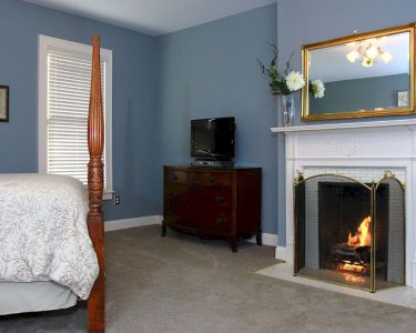 the-debary-inn-victorian-suite-guest-room-fireplace