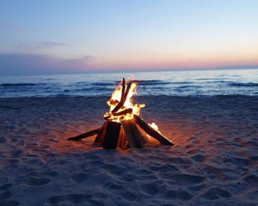 beach-wood-bon-fire-at-dusk