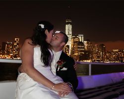 couple-kissing-deck-ship-skyline-cruise-new-york