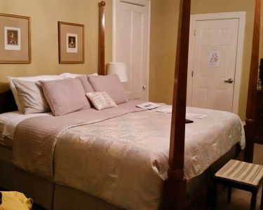 debary-inn-guest-room-queen-bed-luxury-wedding