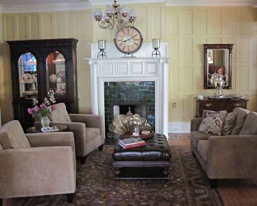 the-debary-inn-interior-fireplace-sitting-area-wedding-victorian