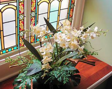 the-debary-inn-interior-wedding-stained-glass-flowers-staircase-victorian